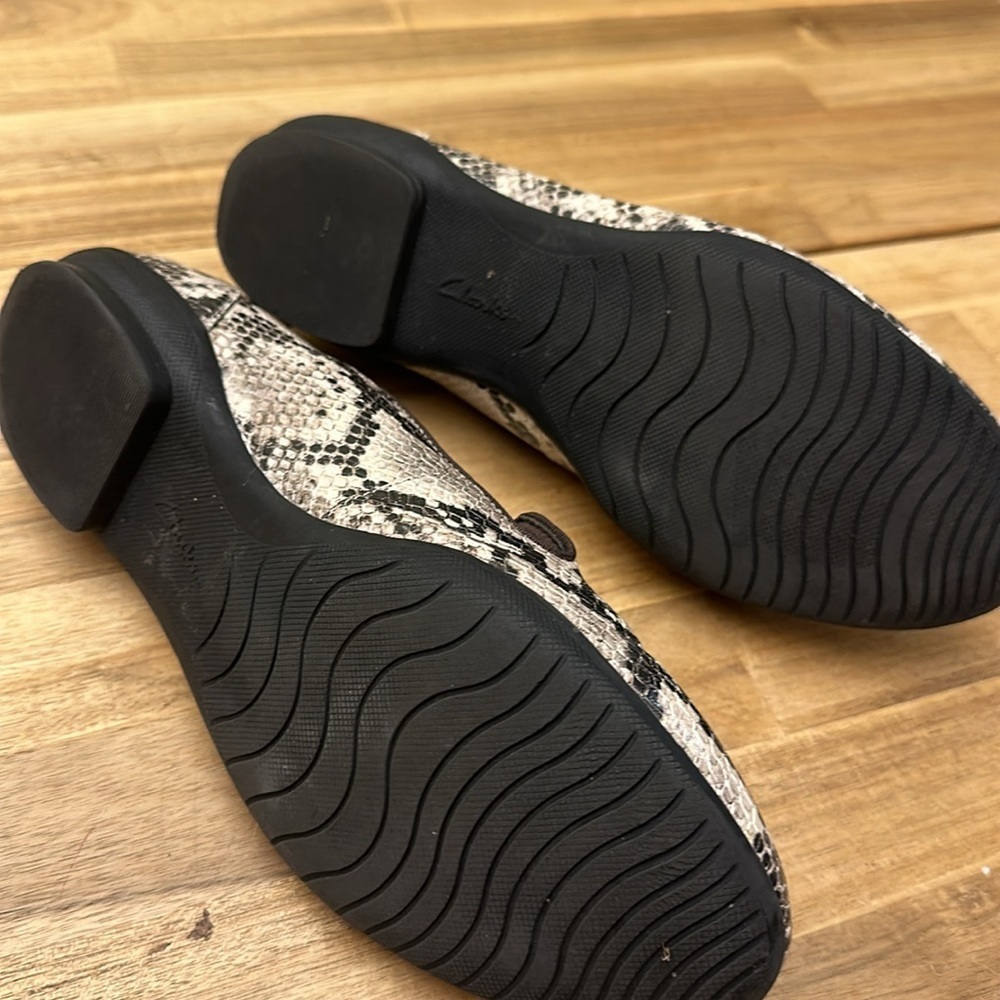 CLARKS flats - Picture 5 of 5